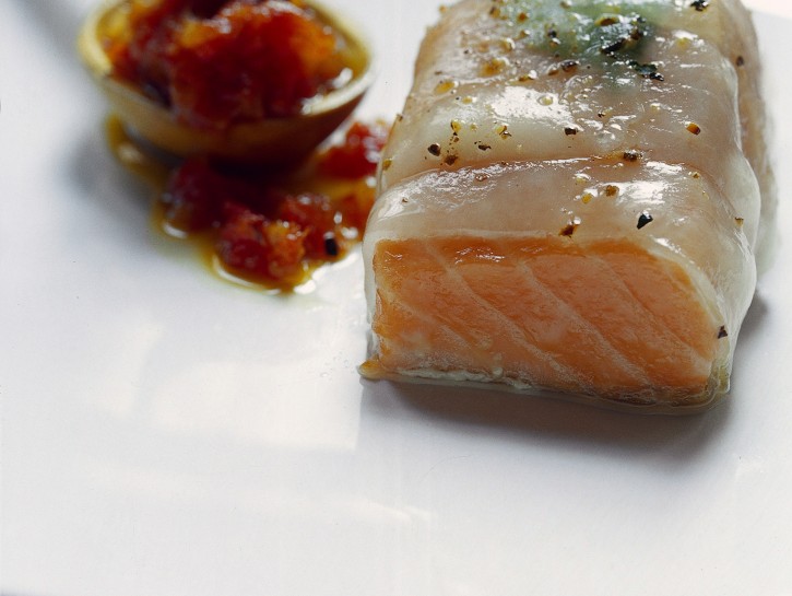 Salmone al lardo con salsa allo zenzero