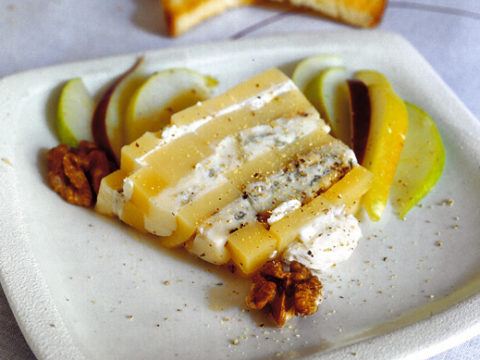 Terrina di formaggi con pere, mele e noci