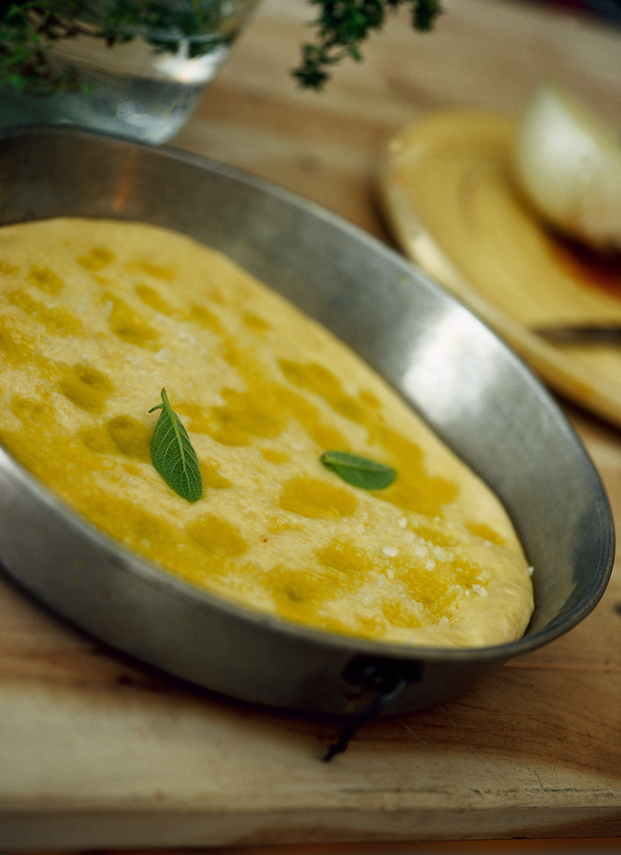 Ricetta Focaccia alle patate con crescenza, prosciutto crudo e insalata Donnamoderna