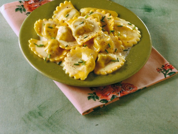 Mezzelune con fonduta di toma