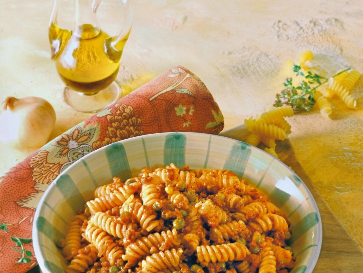 Fusilli con ragù di carne e piselli