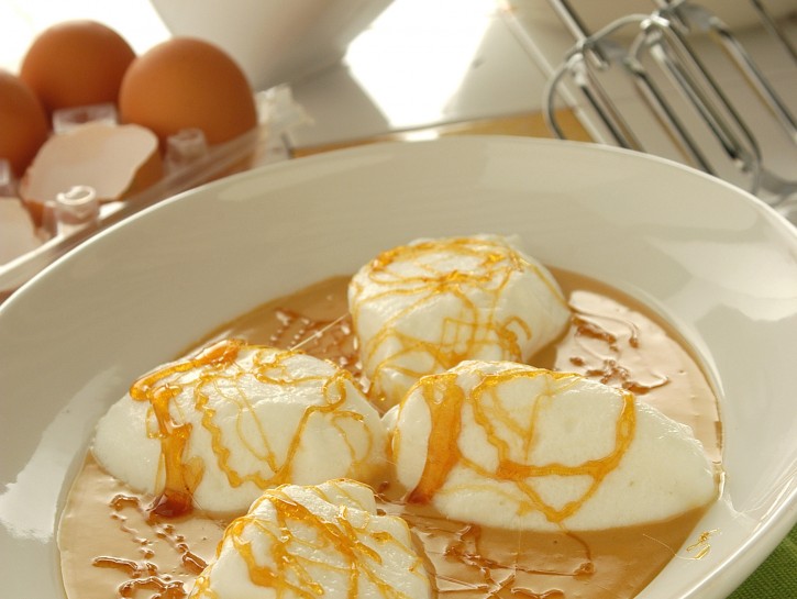 Uova di neve su crema al caramello