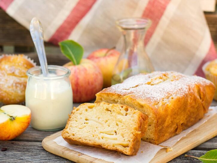 Plumcake mele e yogurt al rosmarino: soffice e leggero