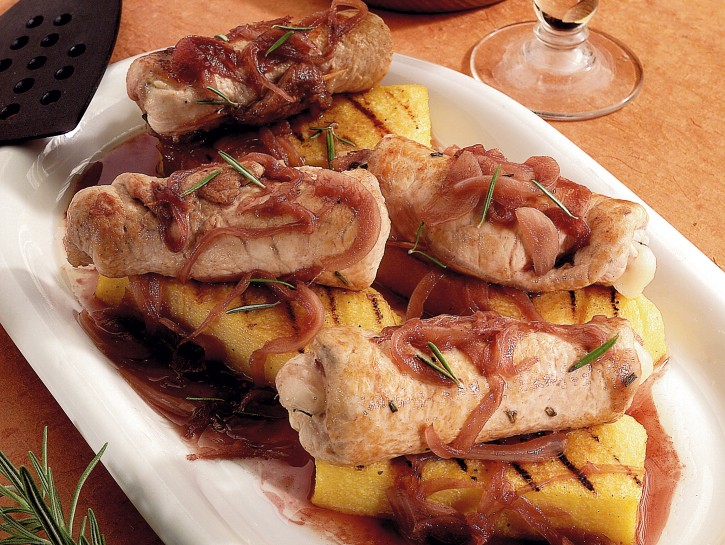 Rotolini di lonza sulla polenta