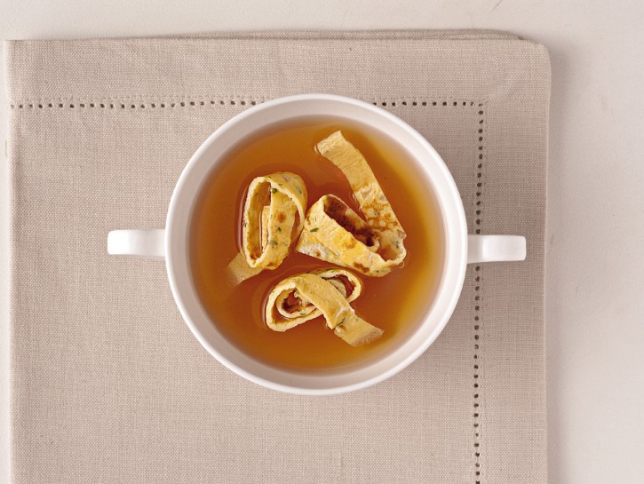 Brodo con fettucce di frittata al prezzemolo