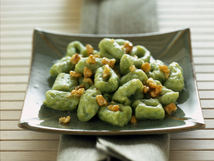 Gnocchetti verdi con noci e pecorino