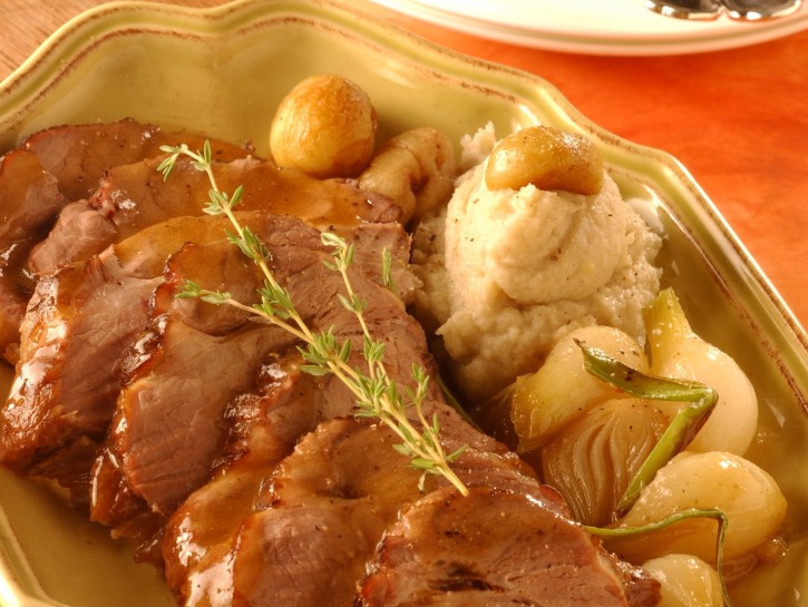 Arrosto di maiale con castagne e cipollotti glassati