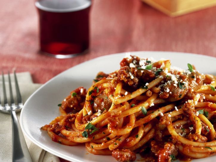 bucatini-con-salsicce-pomodoro-e-ricotta-salata ricetta