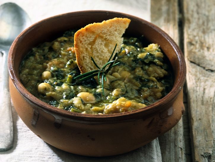 ribollita-zuppa-toscana-di-fagioli-pane-e-cavolo-nero preparazione