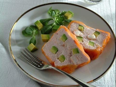 Terrina di salmone affumicato con gamberi e avocado