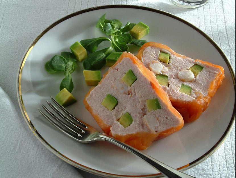 terrina-di-salmone-affumicato-con-gamberi-e-avocado preparazione