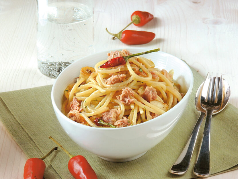 Spaghetti con aglio, olio e tonno