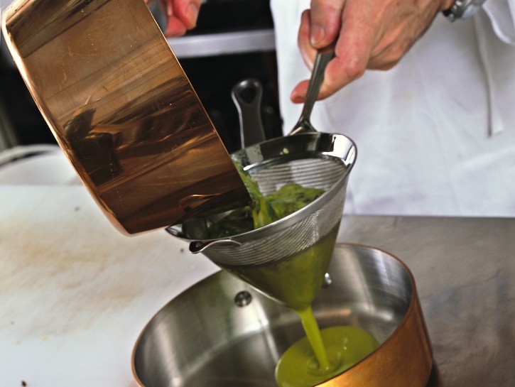Brodo vegetale alle erbe aromatiche
