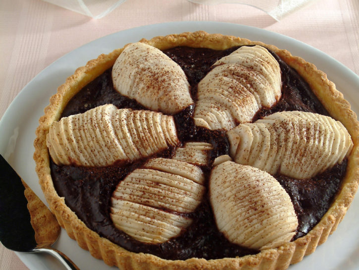 Crostata farcita con pere e cioccolato fondente alla cannella