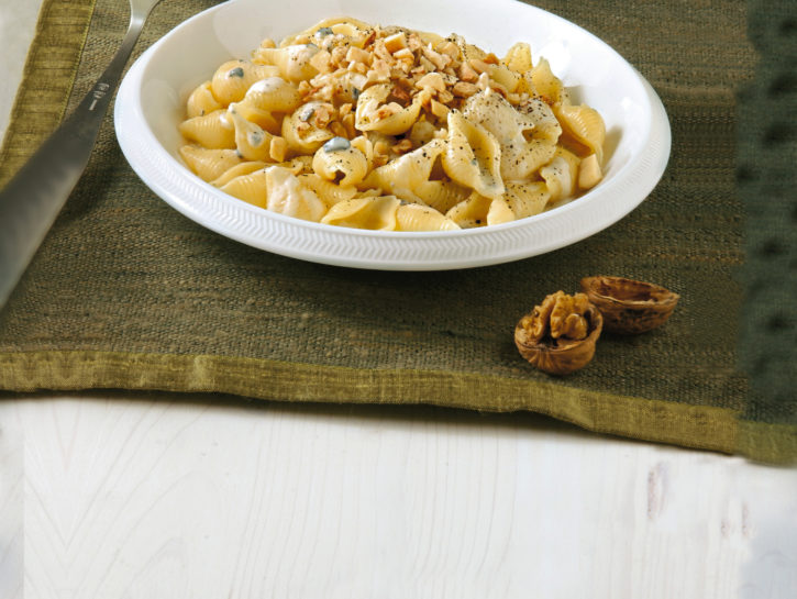 Pasta con formaggi e frutta secca
