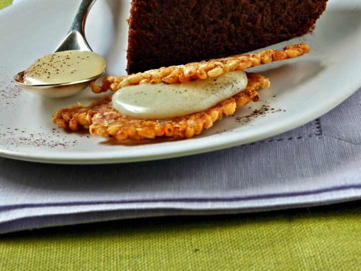Torta di cioccolato con croccante e crema