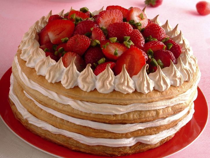 cestino-millefoglie-con-fragoloni-meringa-e-pistacchi preparazione