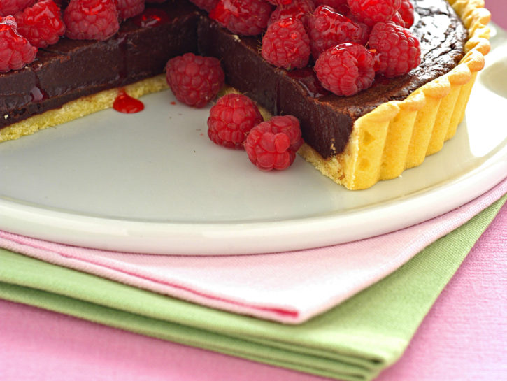 Crostata dolce con cioccolato e lamponi