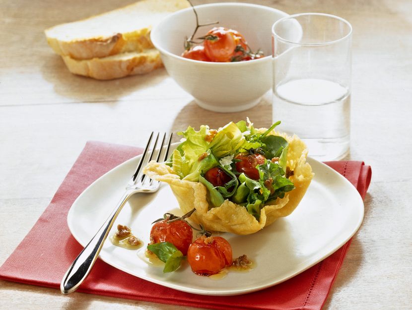 insalata-con-pomodorini-al-forno-nelle-cialde-di-grana