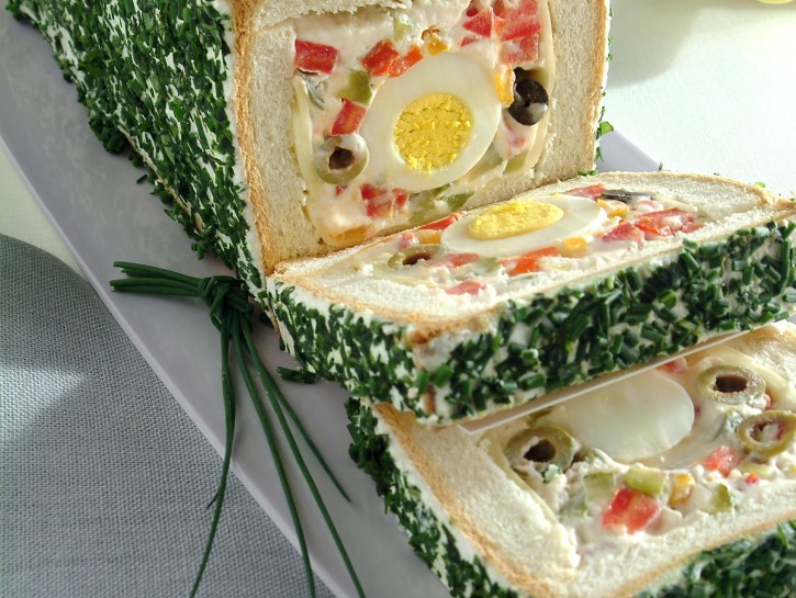Pane in cassetta farcito alle uova