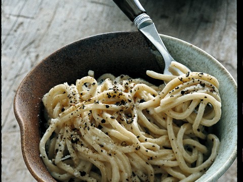 Spaghetti con cacio, uova e pepe