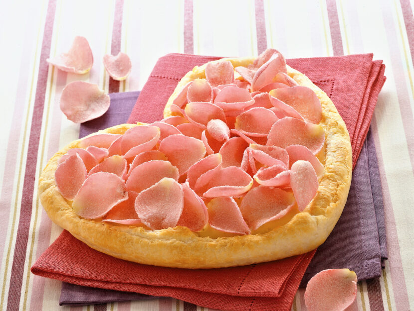 Torta di sfoglia ai petali di rosa