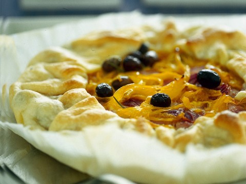 Crostata salata ai peperoni e olive taggiasche