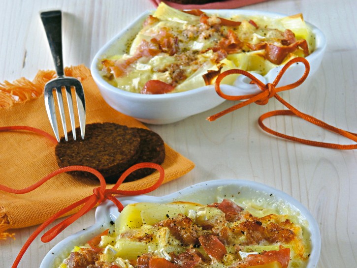 Gratin saporito di porri, speck e toma alla panna