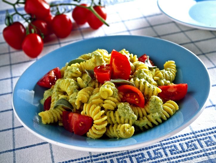 pasta-al-pesto-di-salvia preparazione