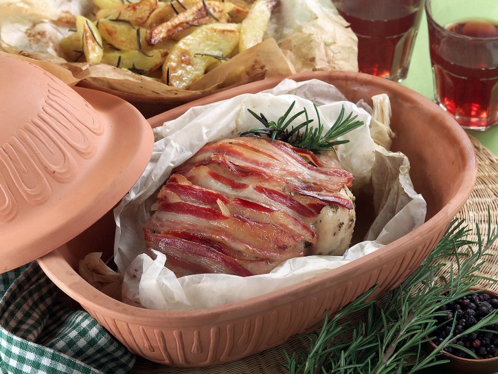 Pollo aromatico in terracotta