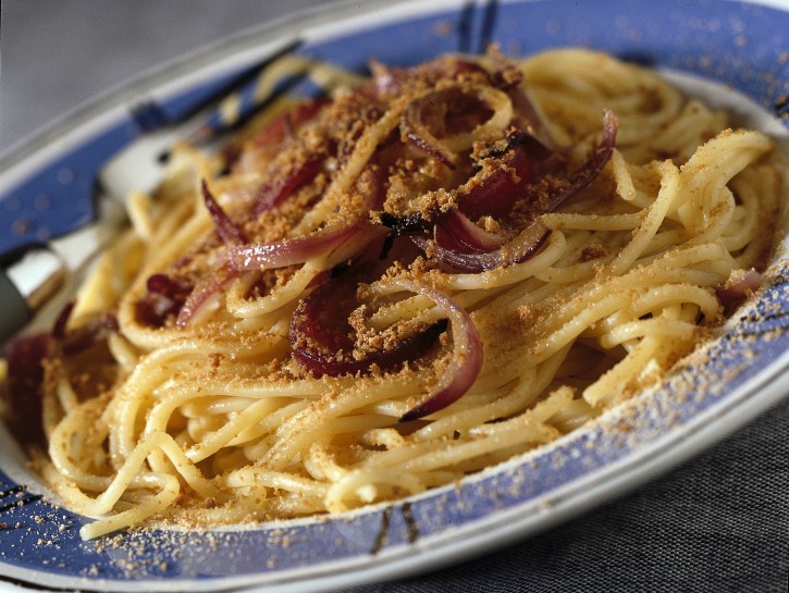 Spaghetti con cipolle e bottarga