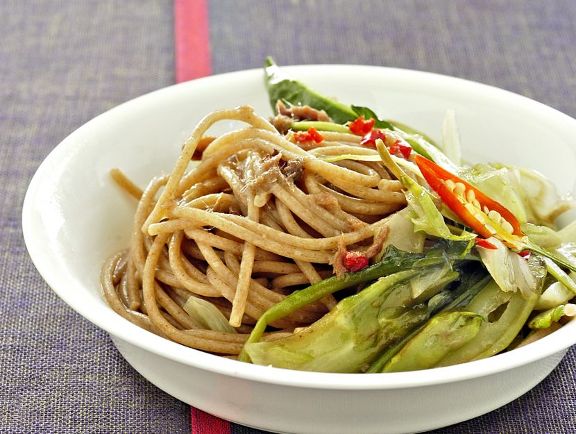 spaghetti-di-farro-con-puntarelle-e-salsa-dacciughe