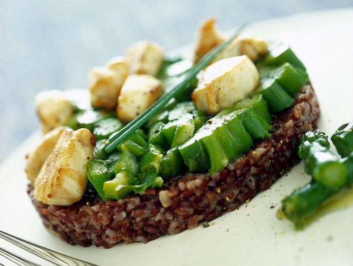 Ricetta Tondi di riso rosso con asparagi e filetti di coniglio - Donna  Moderna