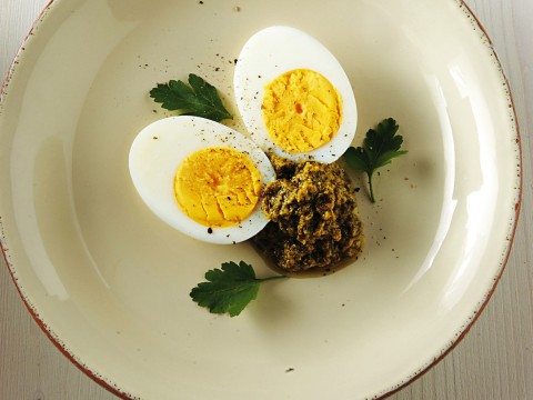 Uova sode con salsa verde