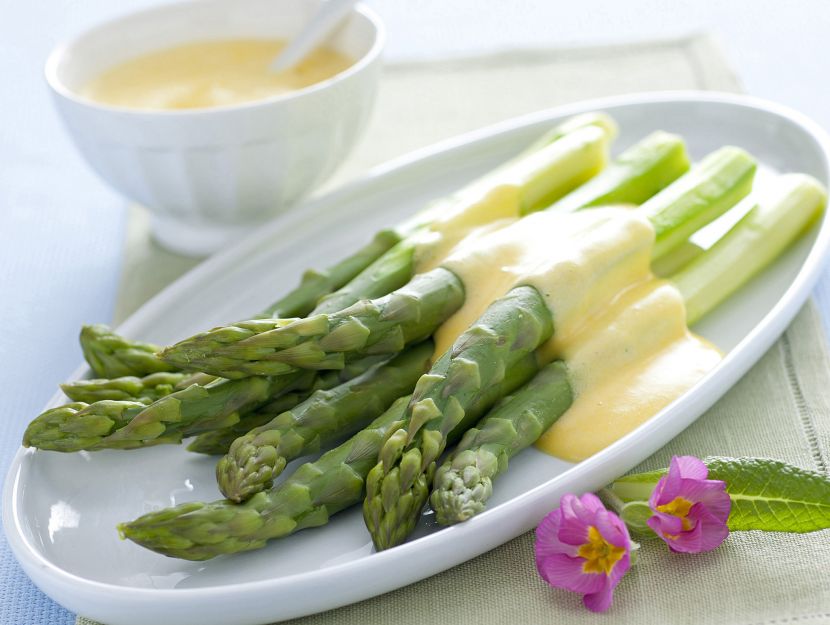 Vassoio di asparagi con salsa olandese