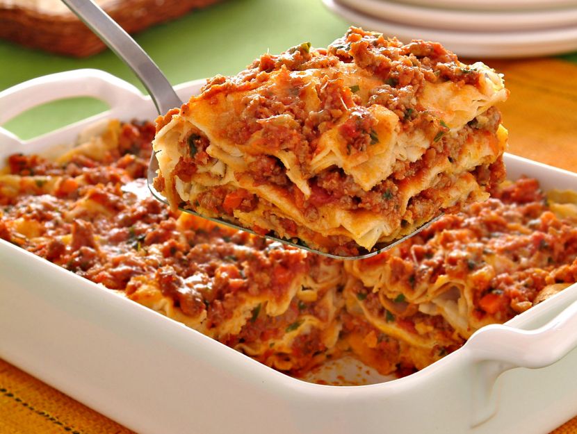 lasagne-di-pane-carasau-con-ragu-e-pecorino-sardo preparazione