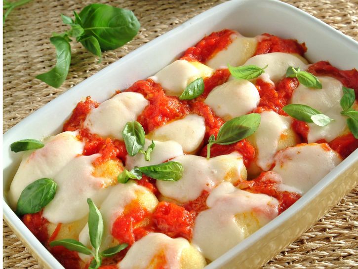 gnocchi-di-semolino-pomodoro-e-mozzarella preparazione