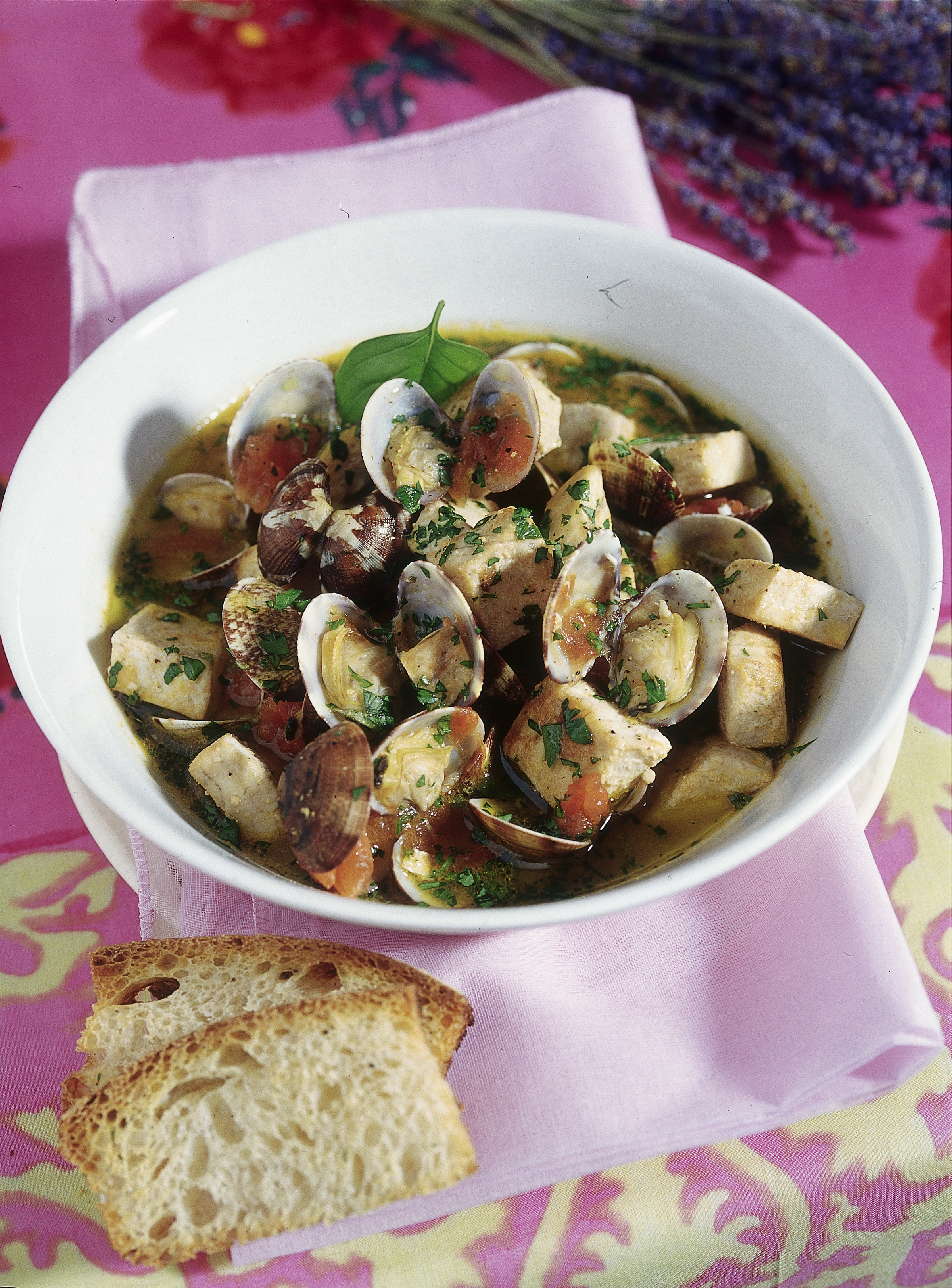 Ricetta Zuppa di vongole e pesce spada - Donna Moderna
