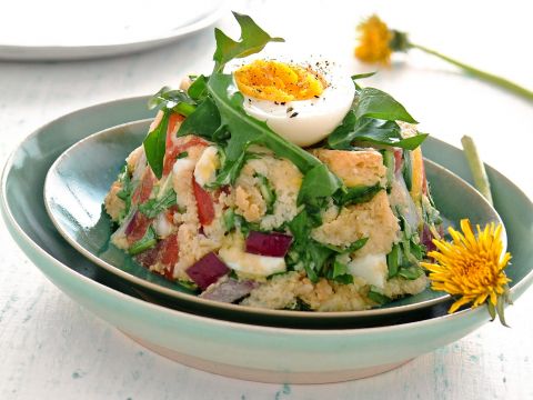 Budini di panzanella con tarassaco e uova