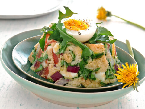 Budini di panzanella con tarassaco e uova