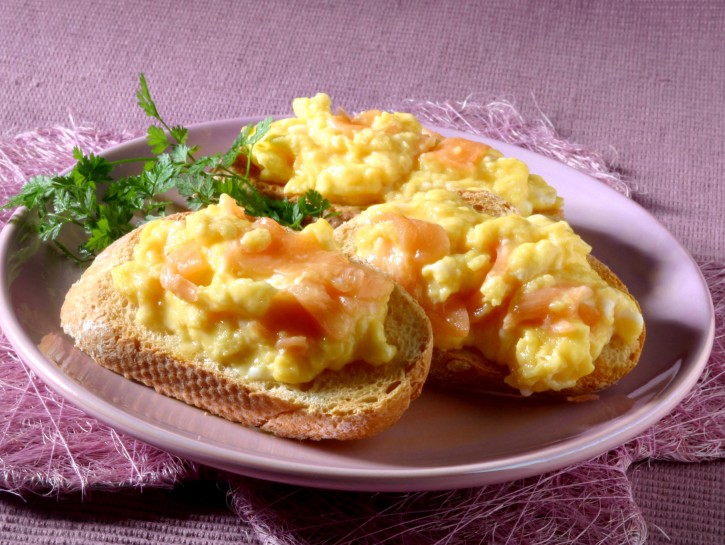 Crostini con uova e salmone