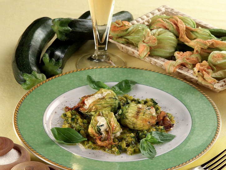 Fiori di zucca ripieni in salsa