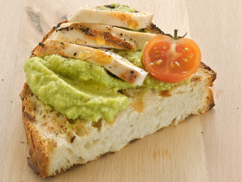 bruschetta-con-pollo-e-avocado