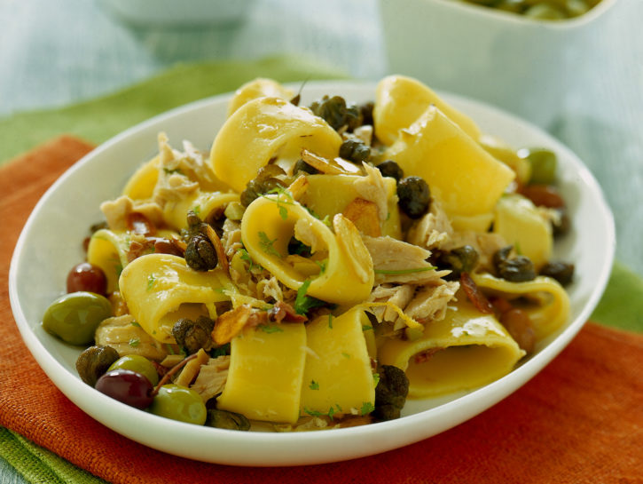 Pasta al tonno, capperi e olive