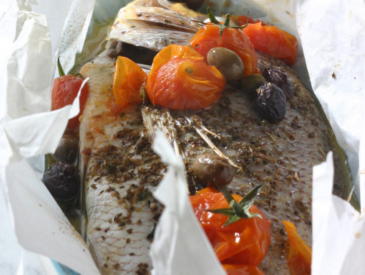 Pesce al cartoccio alla mediterranea