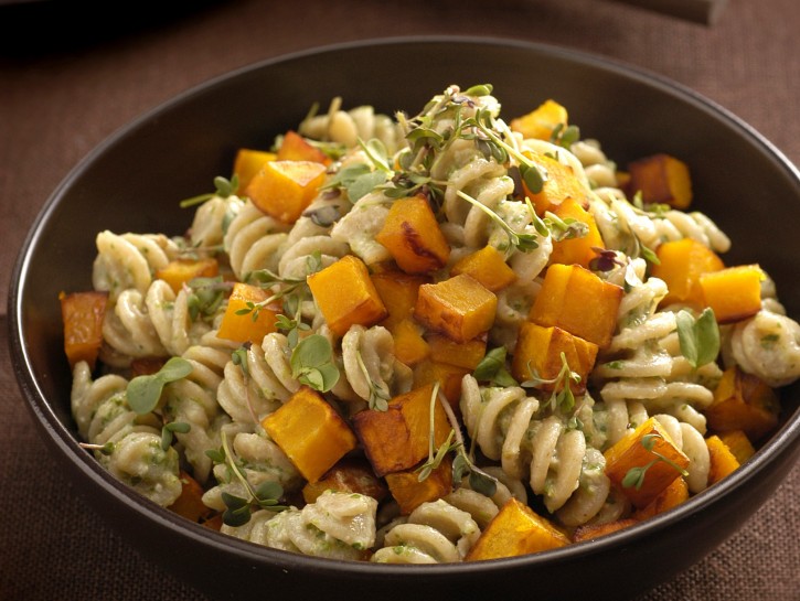 Pasta integrale con pesto di lattuga