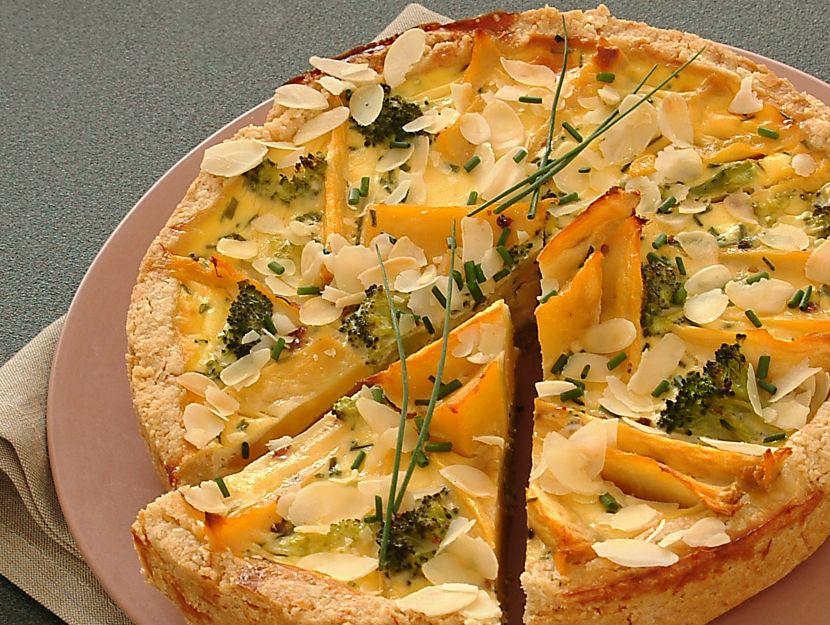 Torta salata alle mandorle con patate dolci, broccoli e yogurt greco