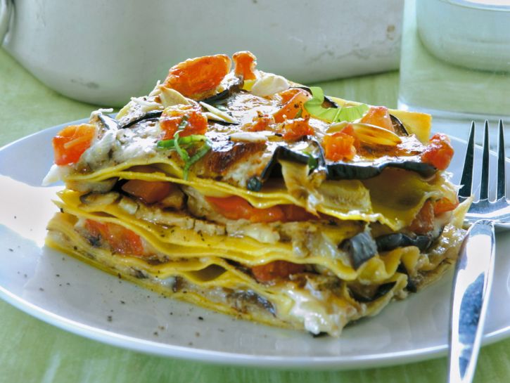 teglia-di-lasagne-con-melanzane-pomodori-e-crescenza preparazione
