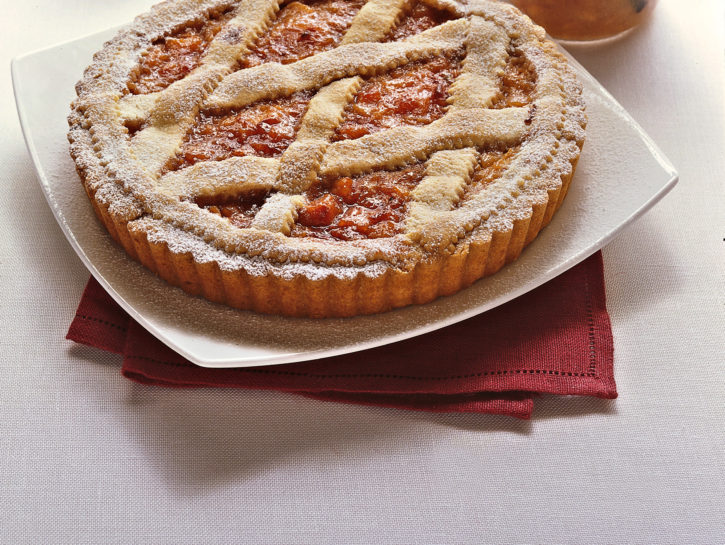 Crostata con confettura e amaretti