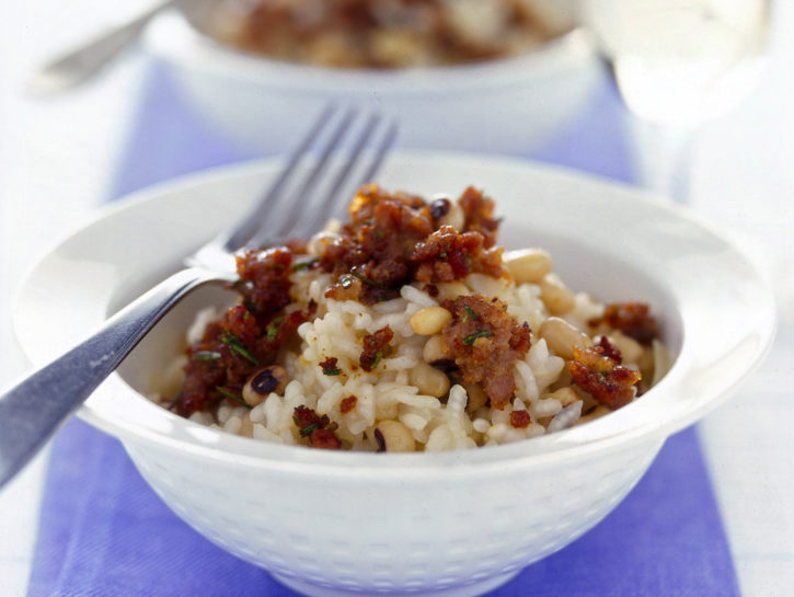 Risotto con fagioli dall'occhio e salsiccia